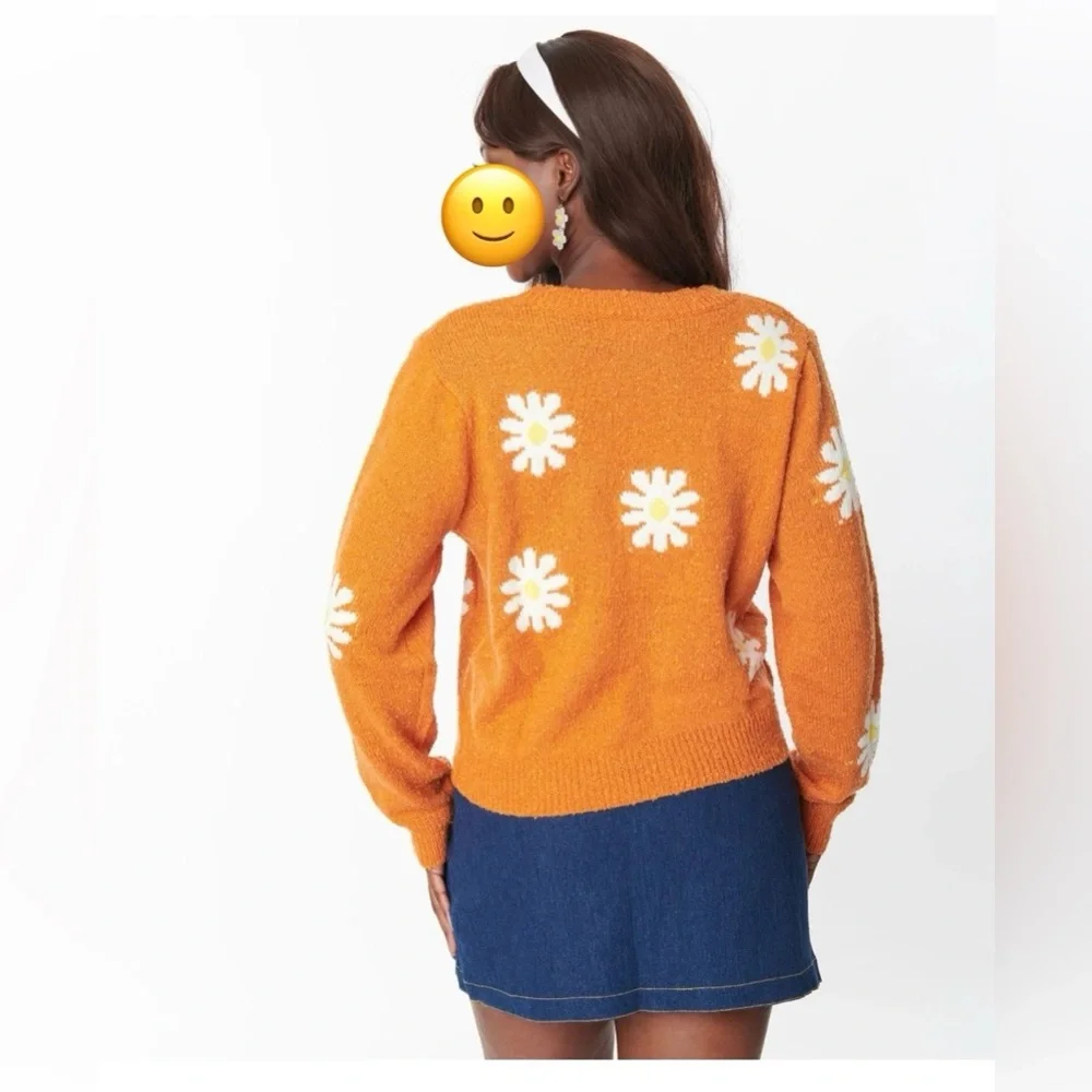 Unique Vintage | MISS SPARKLiNG Orange & White Daisy Sweater - Picture 3 of 7
